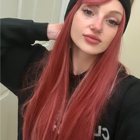 Pink/red wig with bangs - Picture 2 of 3